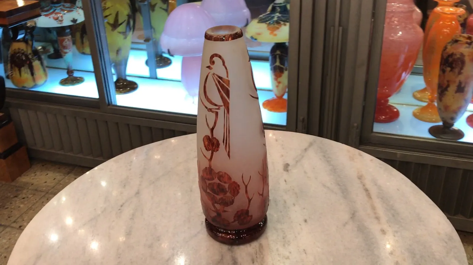 Vetro firmato antico Le Verre francese con disegno floreale in un ambiente elegante.