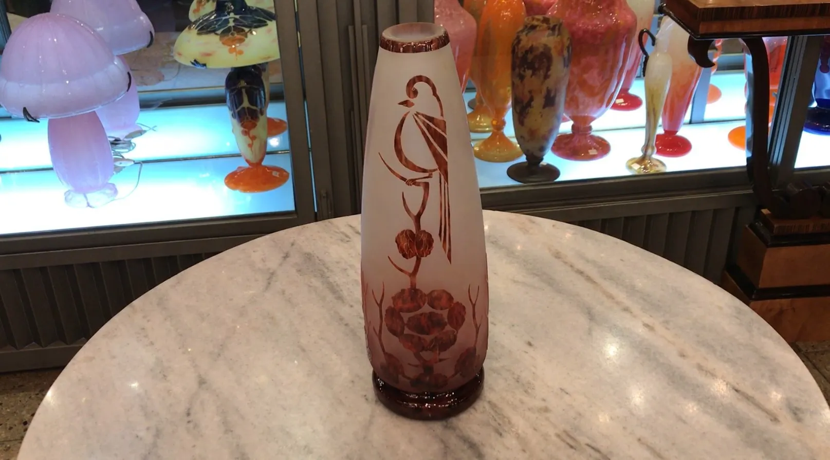 Vase antique avec un design d'oiseau et de fleurs en rouge