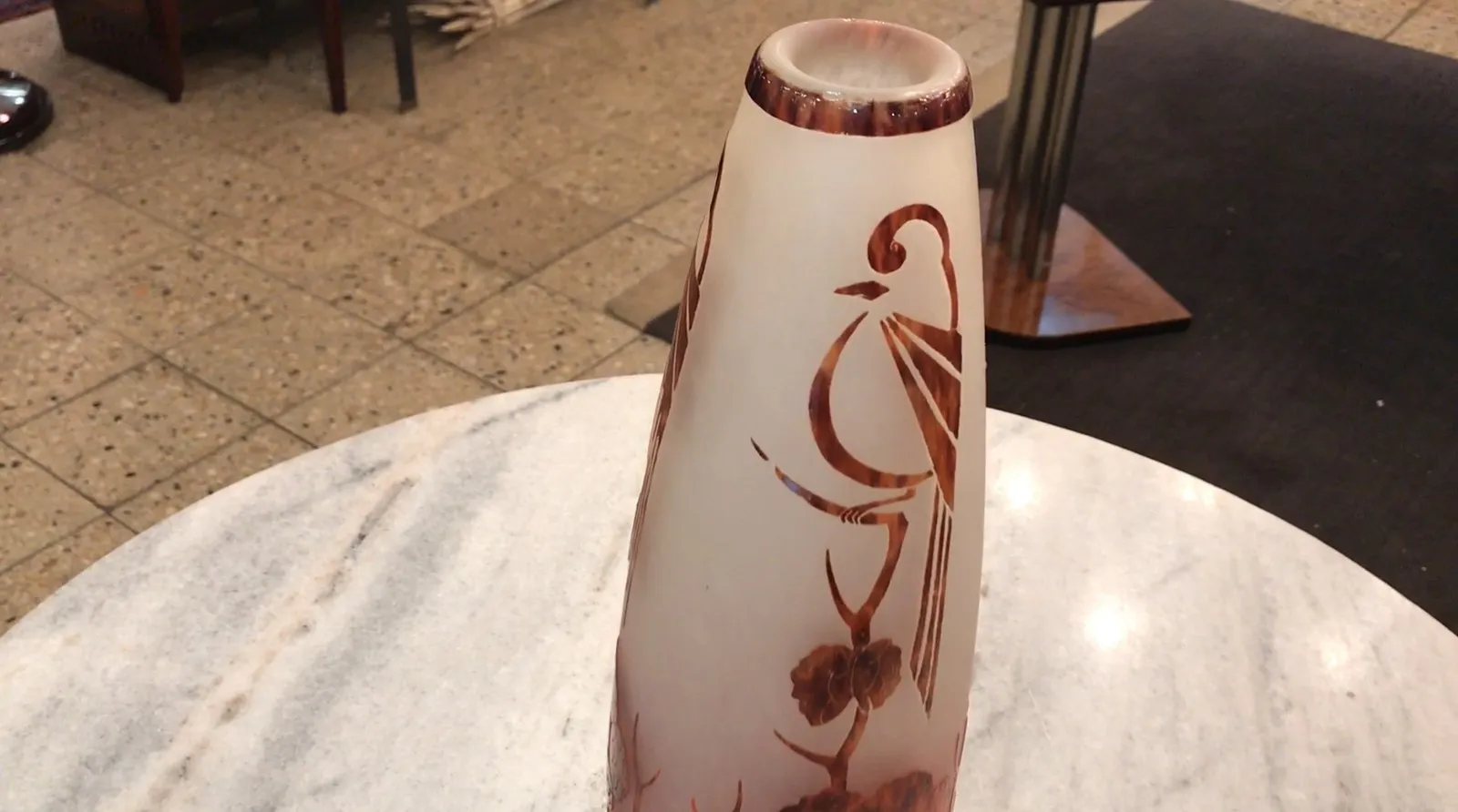 Antikes signiertes Glas mit dekorativem Design