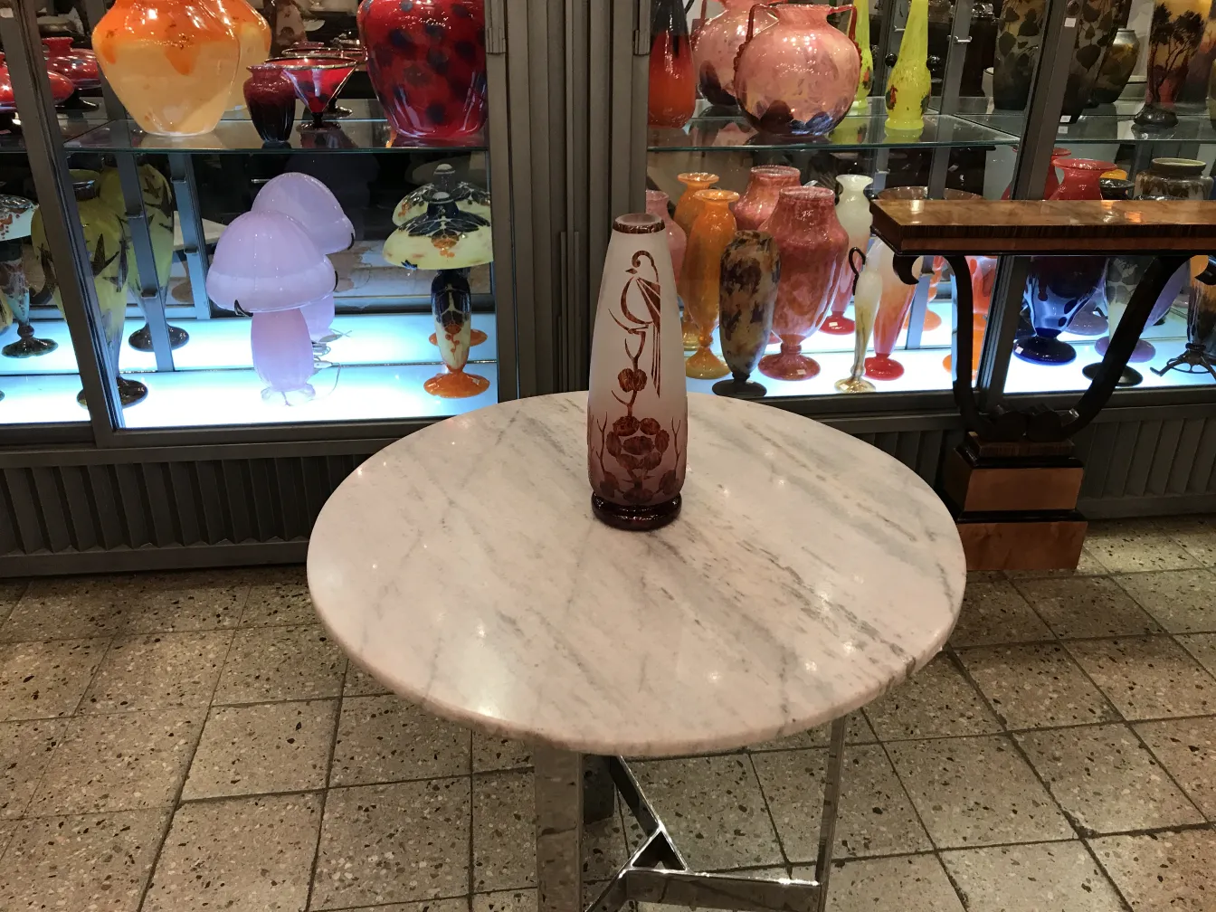 Antiquariato vetro firmato Le Verre con decorazione floreale