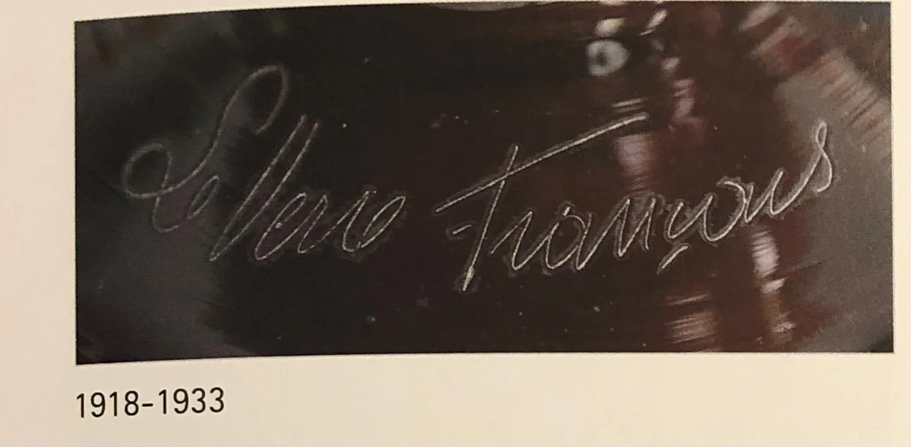 Vidrio con firma, detalle de diseño antiguo.