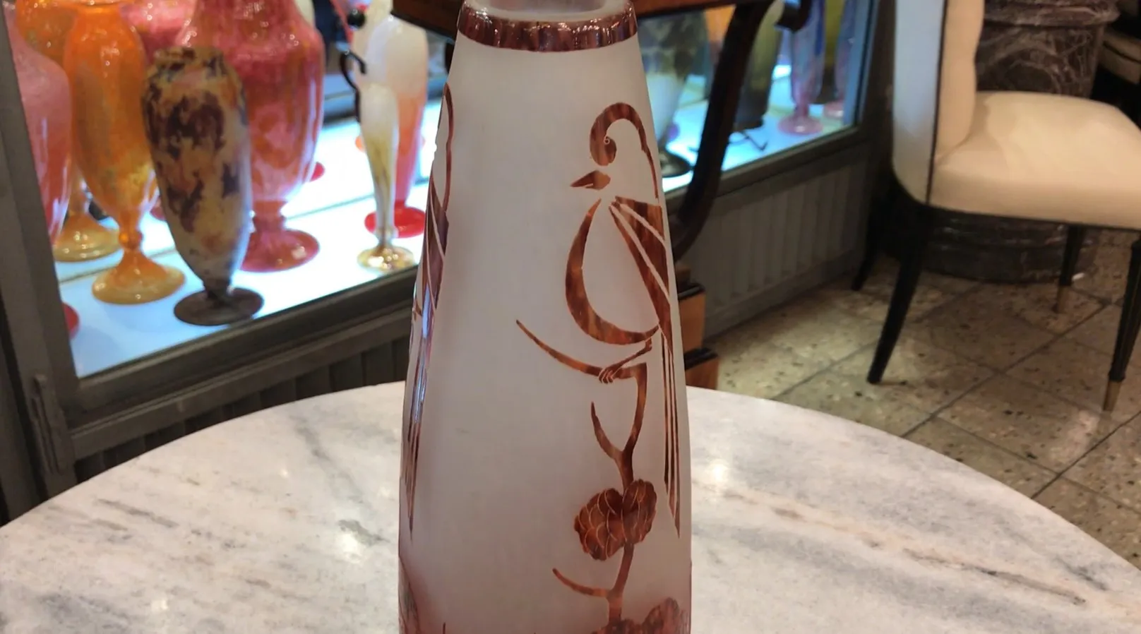 Vidrio firmado Le Verre con diseño floral antiguo, detalle en rojo