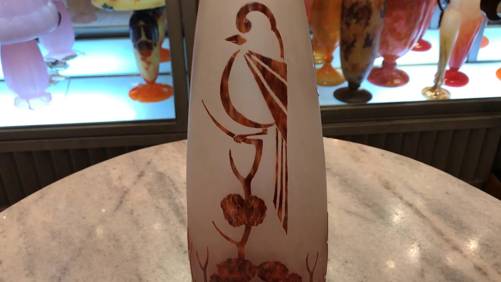 Verre ancien signé Le Verre avec motif d'oiseau et fleurs