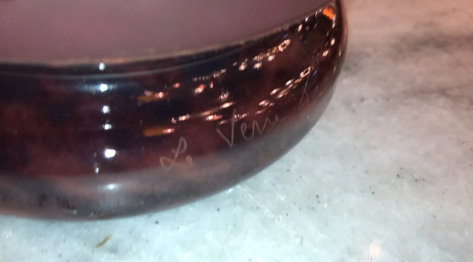 vidrio firmado en tonos oscuros con firma visible