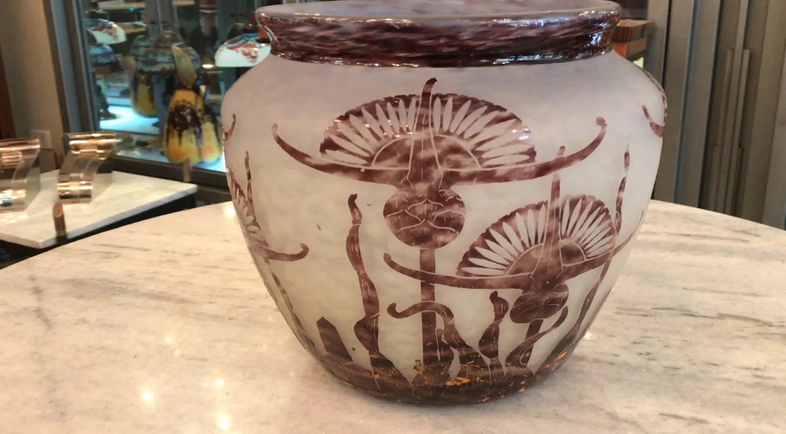 古董签名玻璃Le Verre，带有花卉图案。