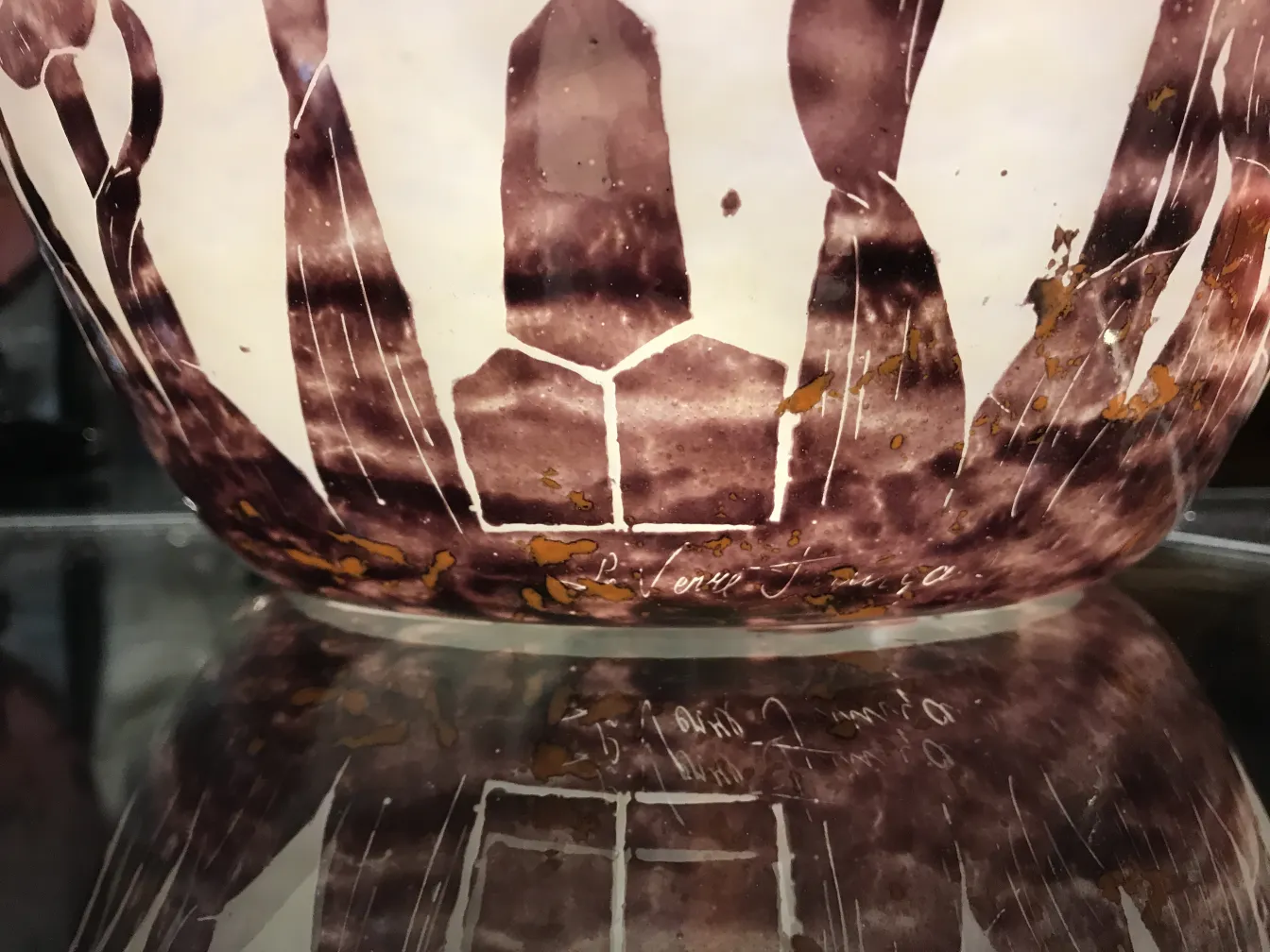 Vetro antico firmato Le Verre con tonalità marroni e crema.