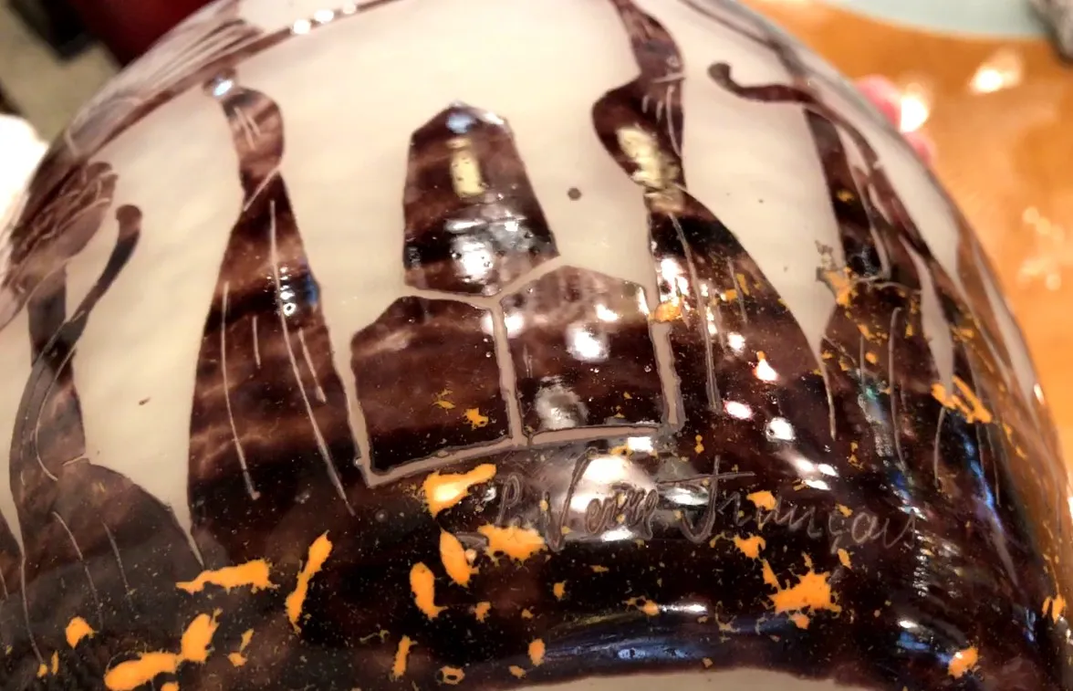 زجاج قديم موقّع le verre على خلفية مزخرفة