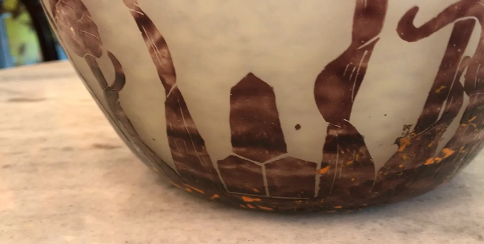 Vidro antigo com assinaturas artísticas no design de Le Verre