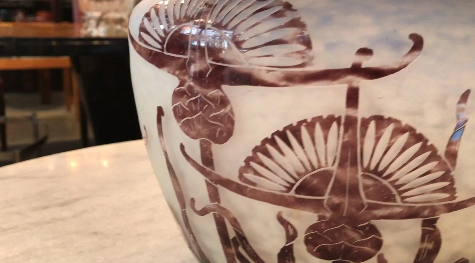 Verre antique signé Le Verre avec des motifs décoratifs sur la surface.