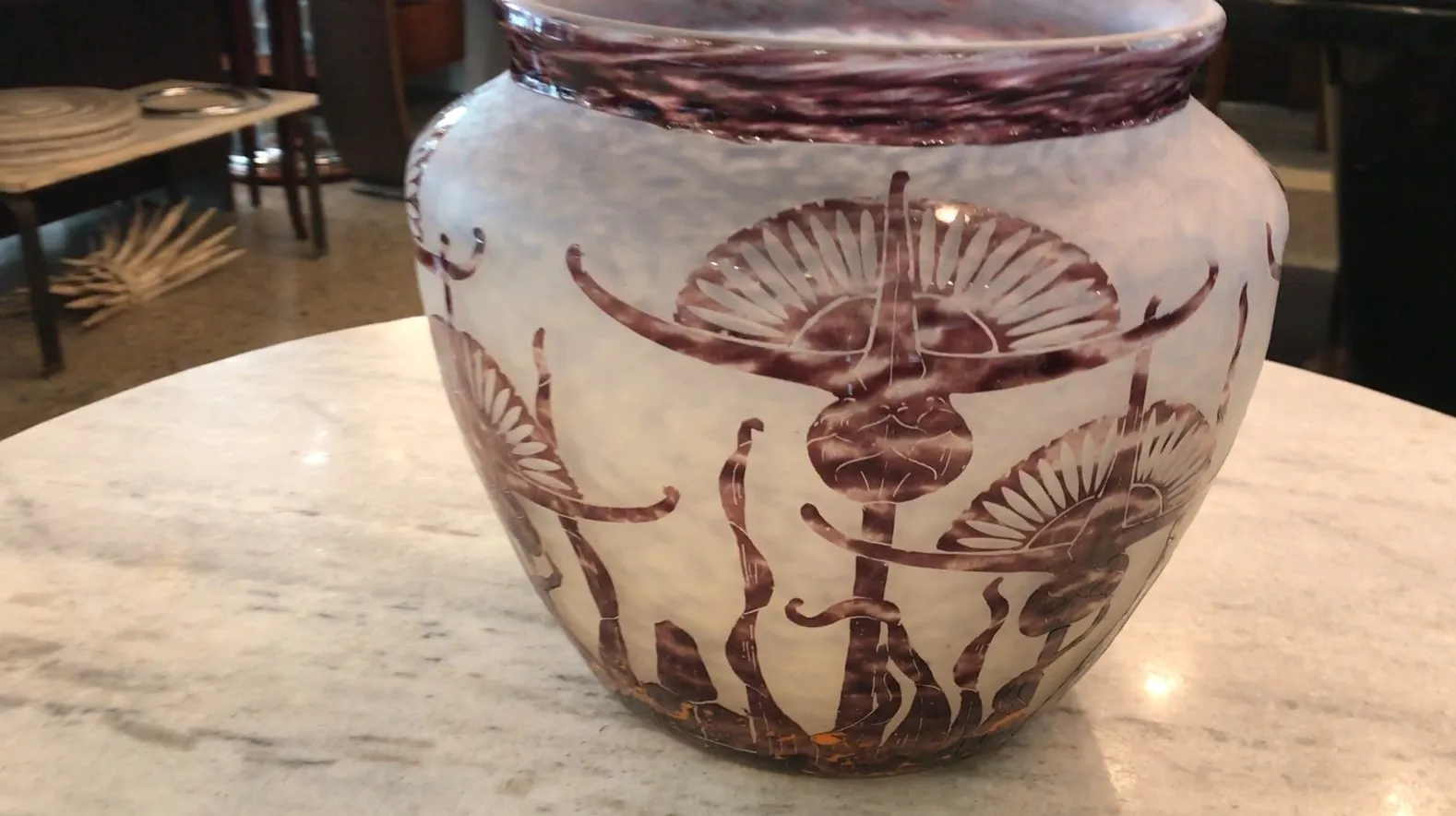 Signiertes Glas Le Verre mit floralem Design in einem antiken Rahmen.