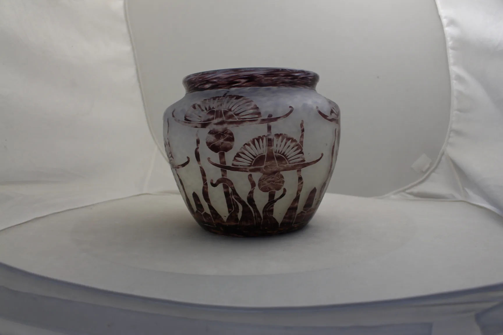 Signiertes Glas Le Verre mit floraler Dekoration, antik.