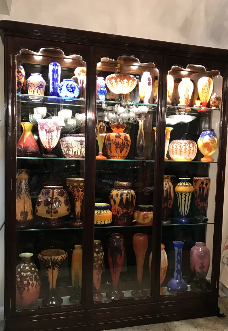 exibição de vidro assinado em vitrine de antiguidades