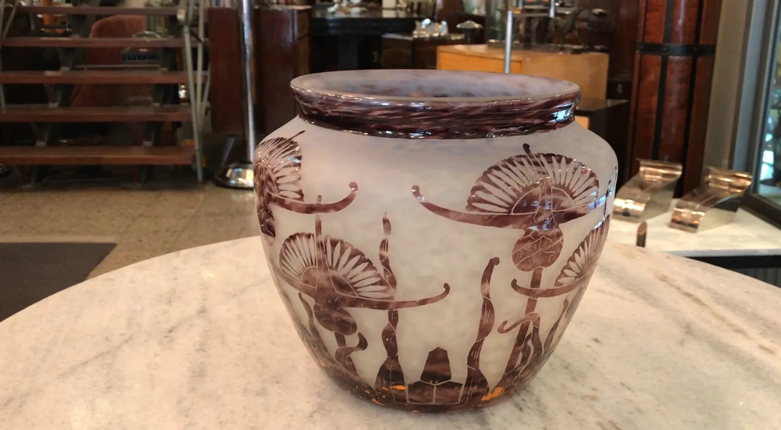 Vidro assinado Le Verre com padrão decorativo antigo e elegante.