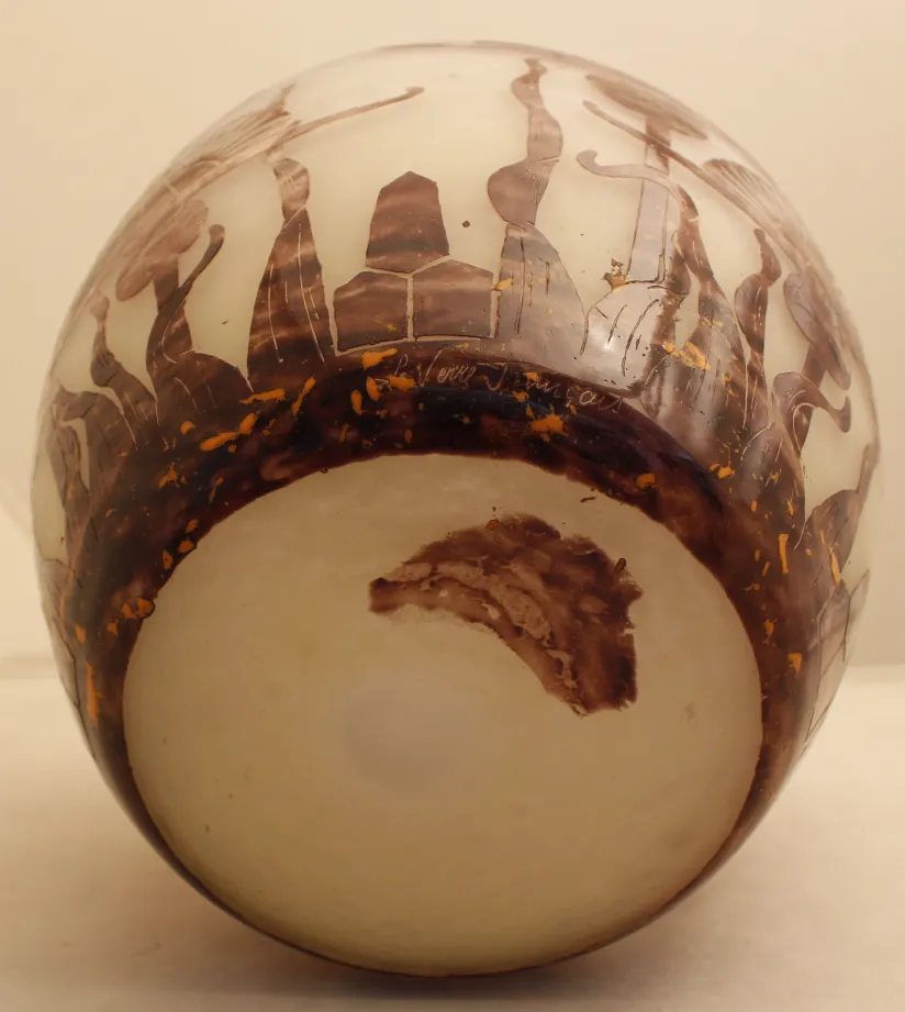 Antike signierte Glasvase Le Verre, künstlerische Verzierungen.