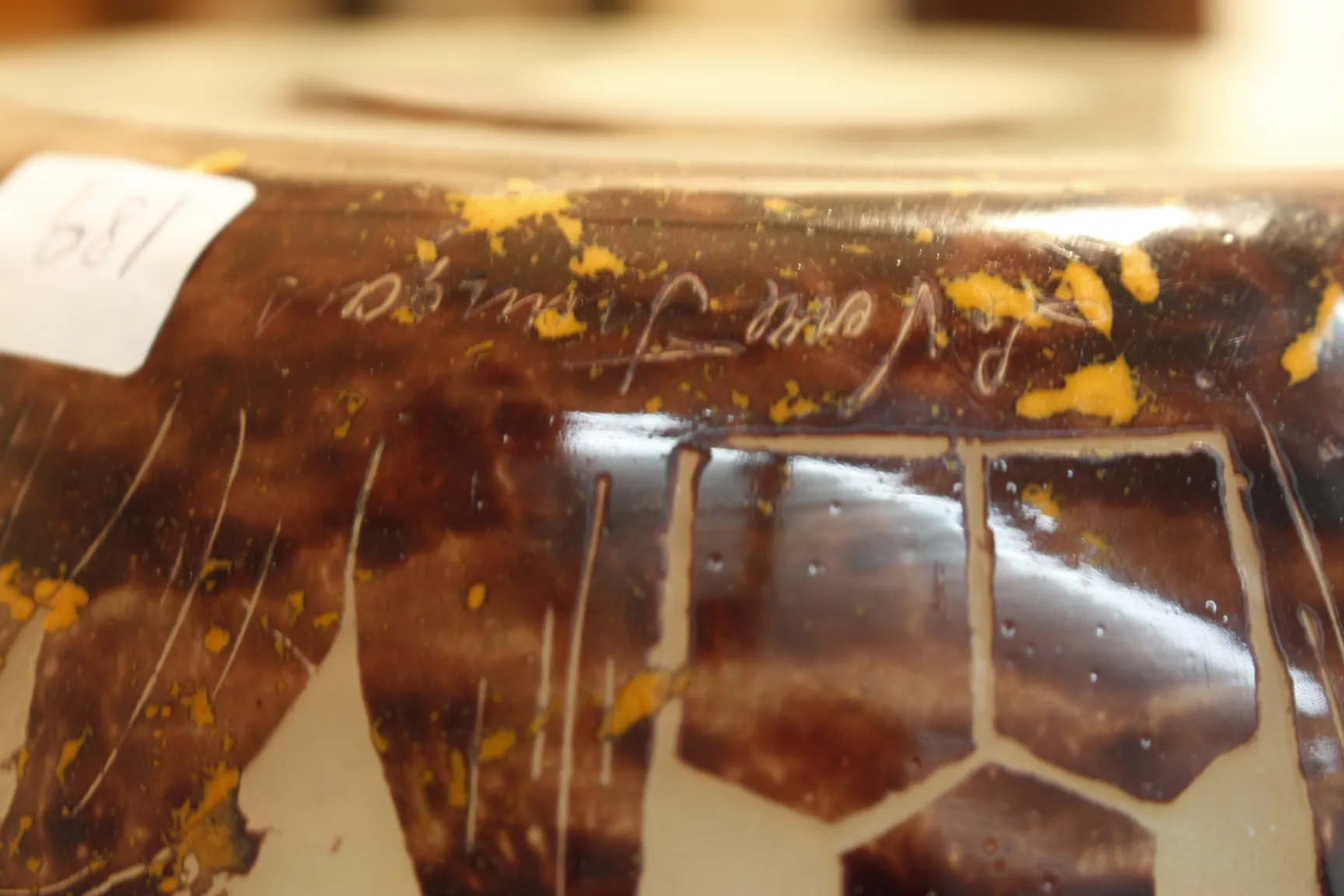 古いサイン入りガラス、環境の中の明確な詳細と鮮やかな色合い