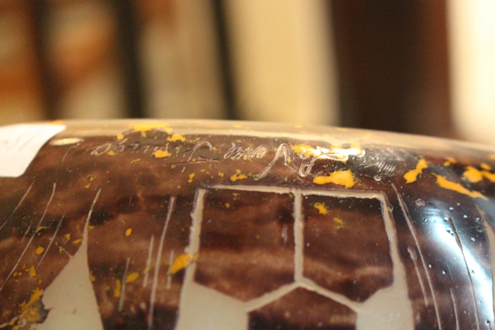 Vidro assinado Le Verre com detalhes decorativos, estilo francês.