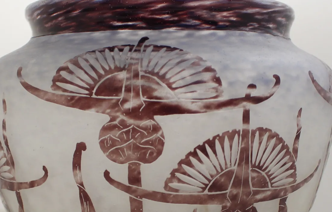 Vetro antico con elaborato design floreale e di foglie