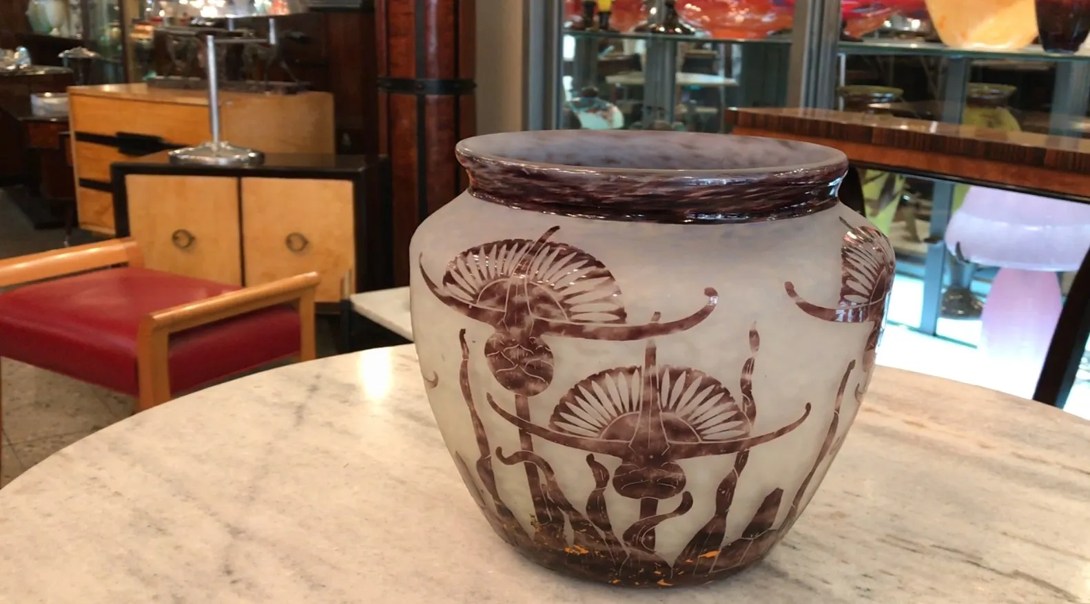 jarra antigua de vidrio con firmas y decoración floral, ambiente clásico