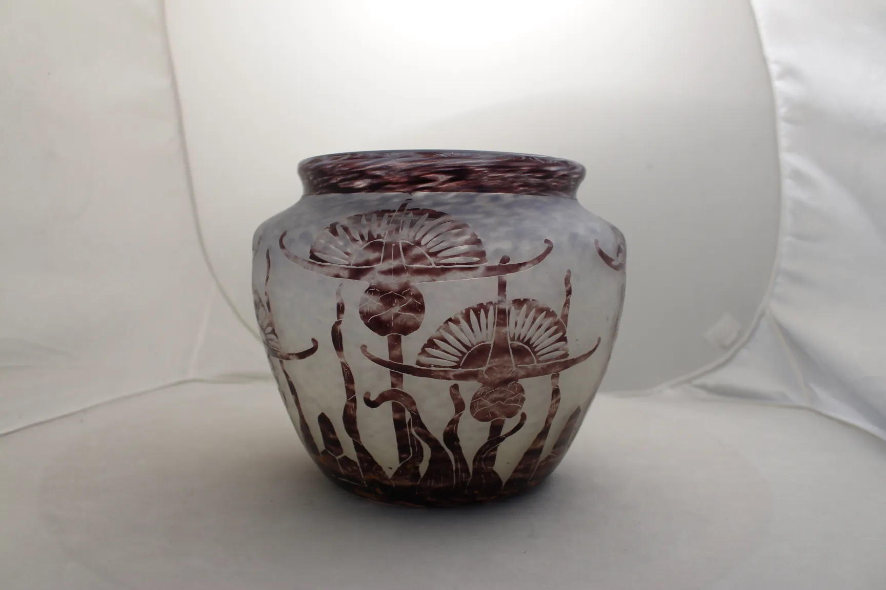 jarrón antiguo de vidrio firmado Le Verre con diseño floral curvado