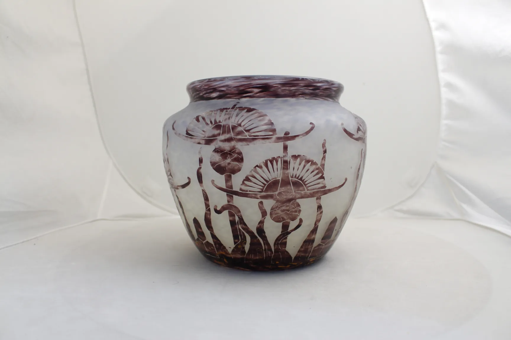 Verre signé Le Verre avec décoration florale dans un style ancien