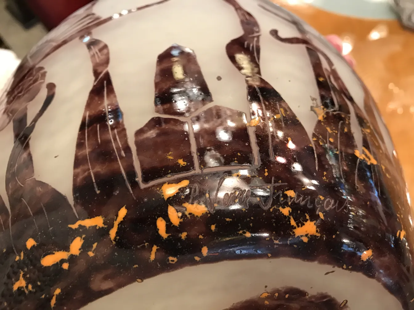 Antikes signiertes Glas mit künstlerischen Details und sichtbarer Unterschrift.