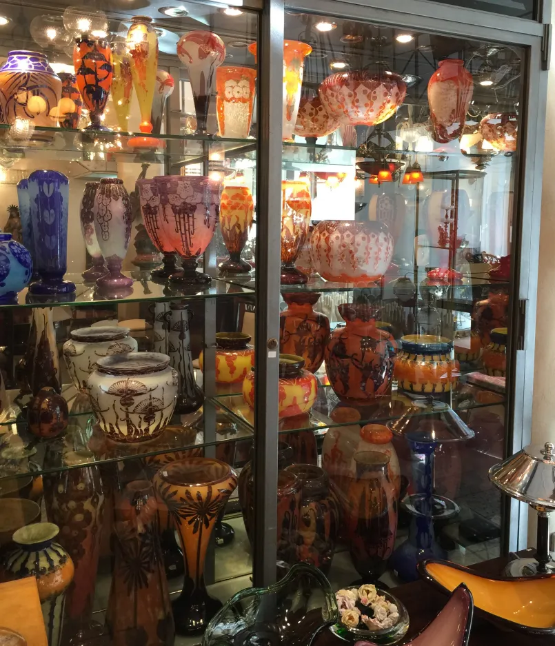 زجاج موقّع قديم Le Verre على الرف