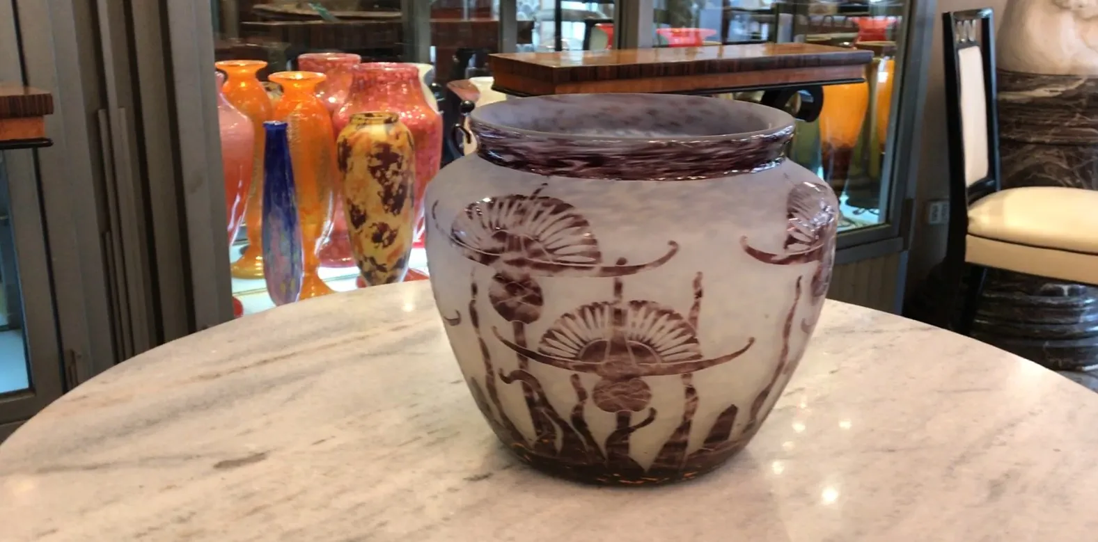 Vasetti in vetro con decorazione floreale in tonalità lilla.