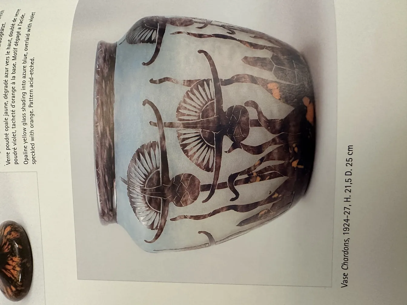 Jarro decorativo de vidro assinado Le Verre com desenhos artísticos em tons de azul e violeta, antiguidade.