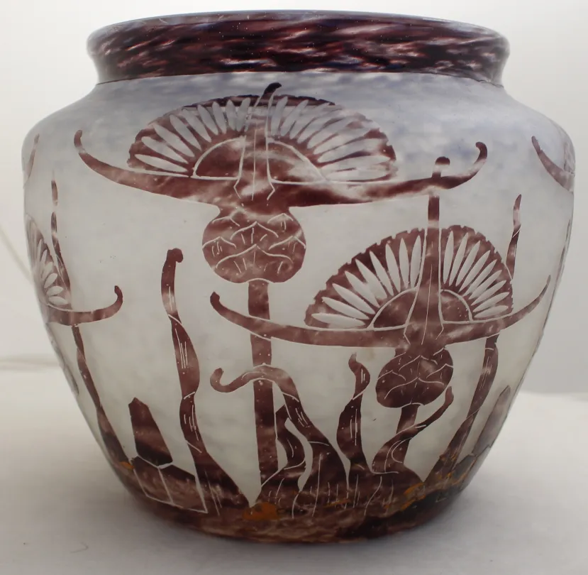 vase en verre avec décoration florale sombre