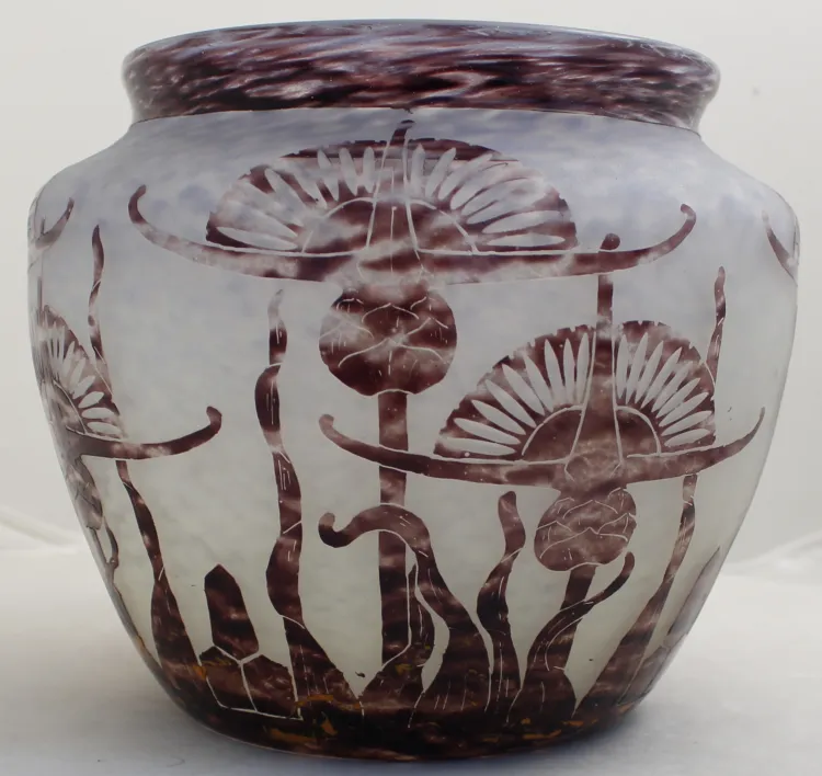 古老的带花卉设计的罐子，签名玻璃Le Verre