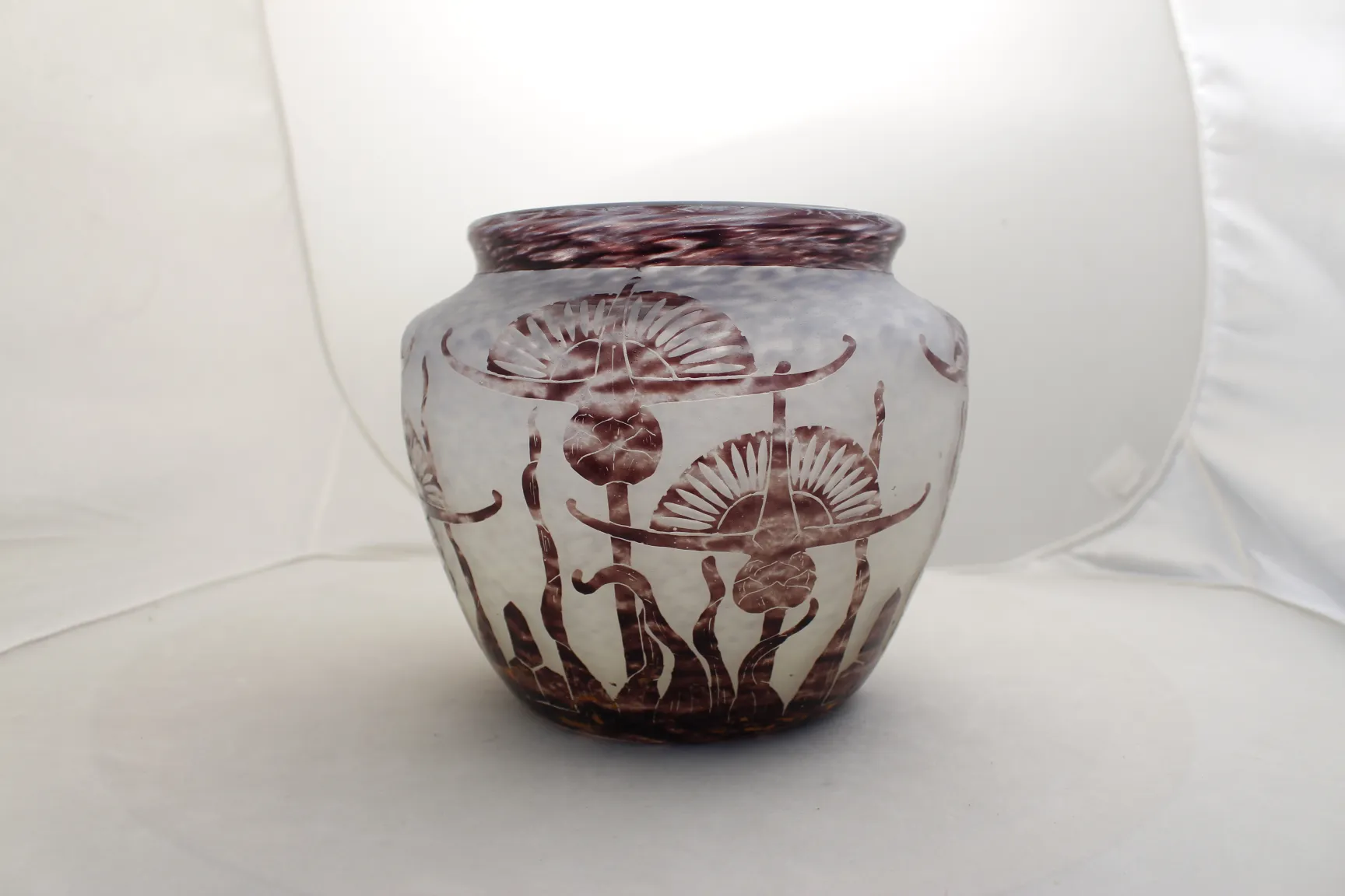 Antiquité avec motif floral sur verre signé Le Verre