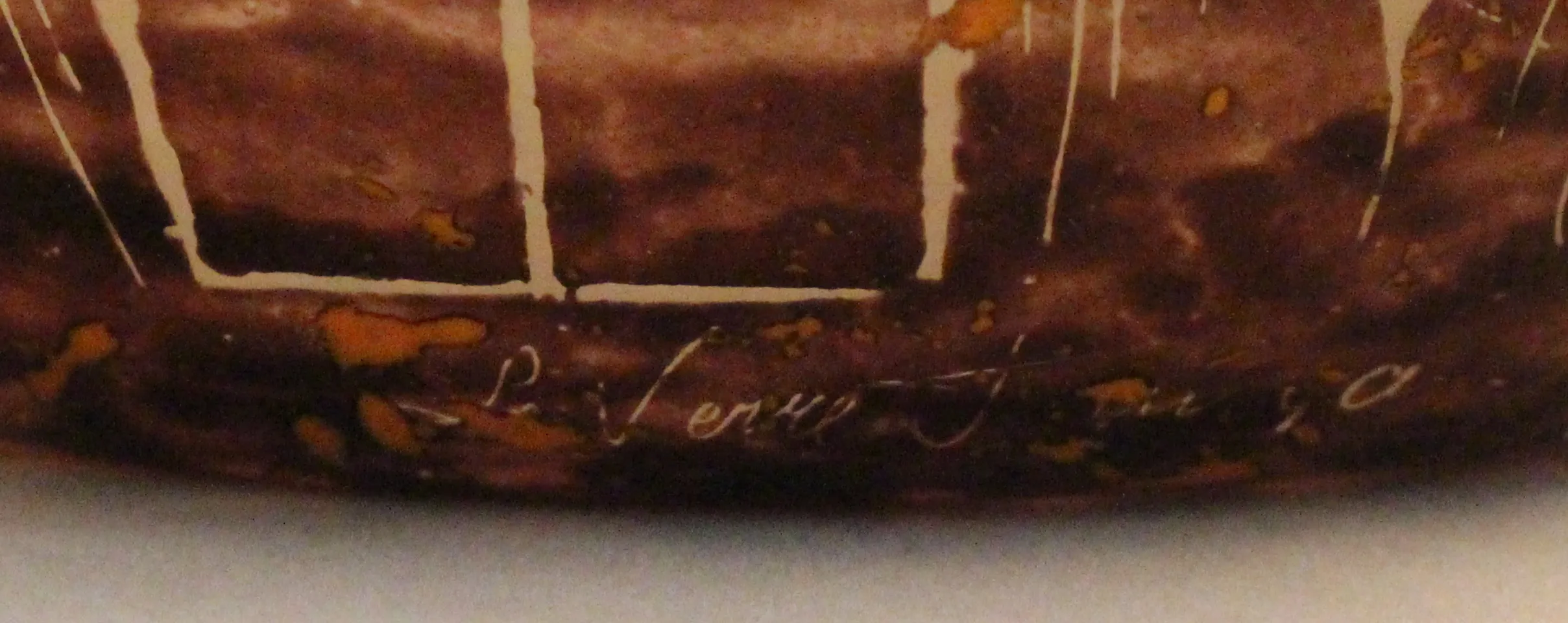 Antiguo vidrio firmado Le Verre con inscripción visible de color oscuro y detalles sutiles, incluyendo destellos de luz.