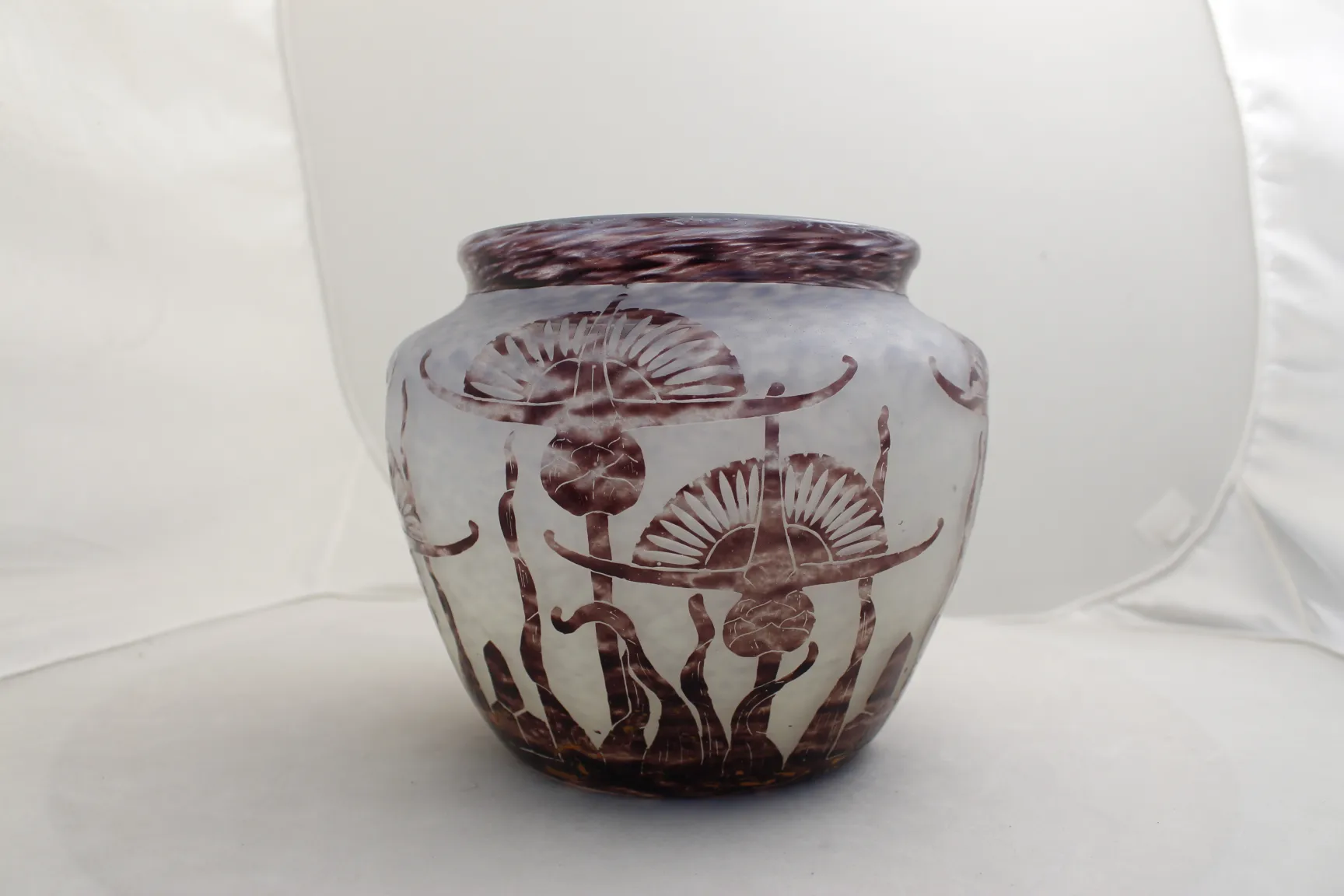 jarrón antiguo de vidrio firmado con flores grabadas