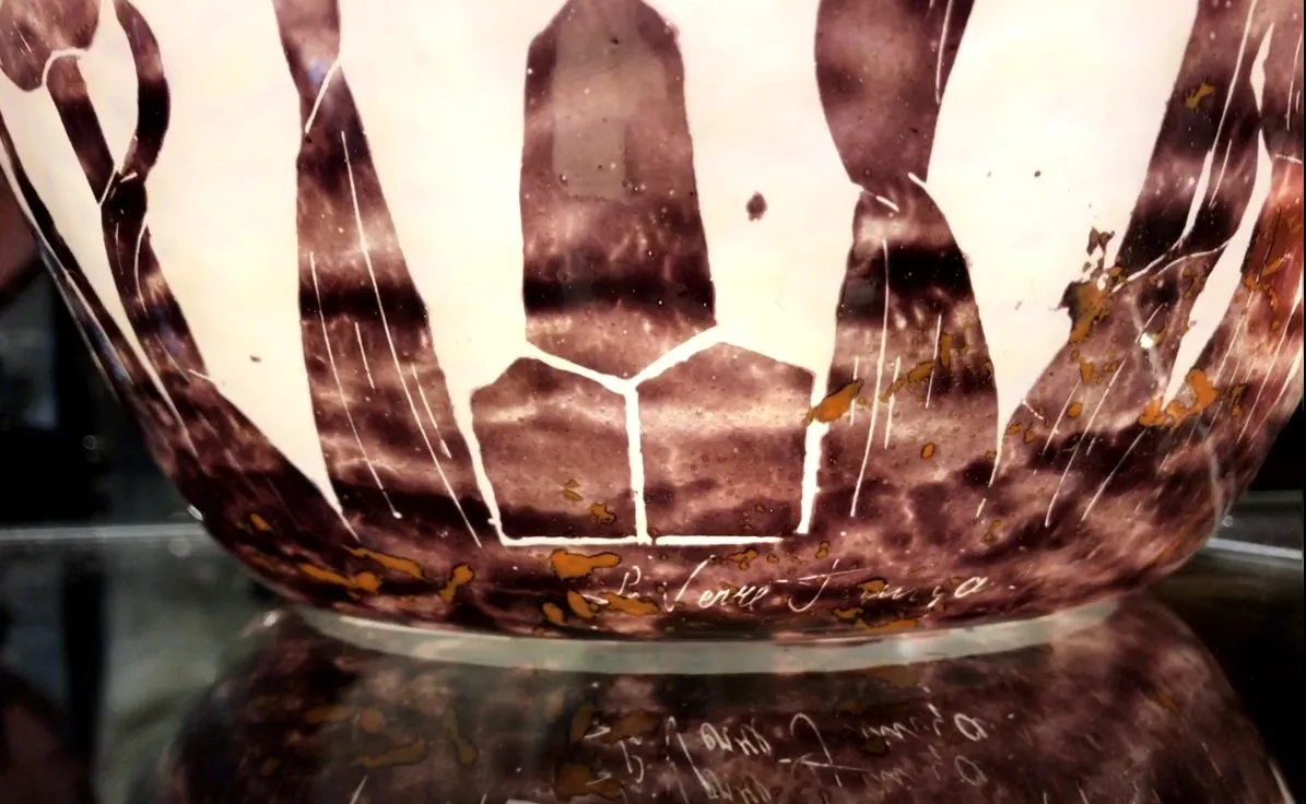 Verre ancien signé avec des détails distinctifs, Le Verre.