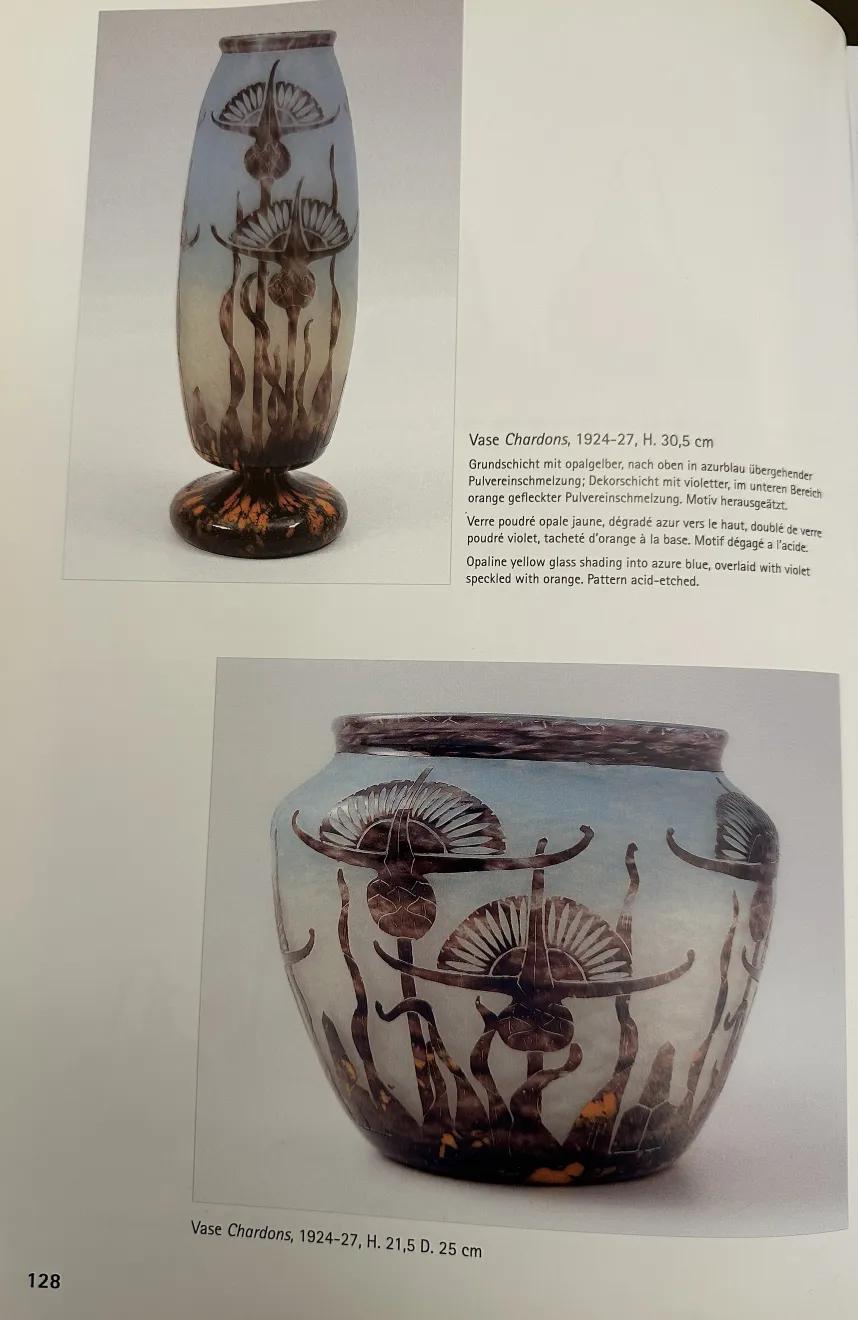 Vaso antiguo decorado con flores y hojas, le verre