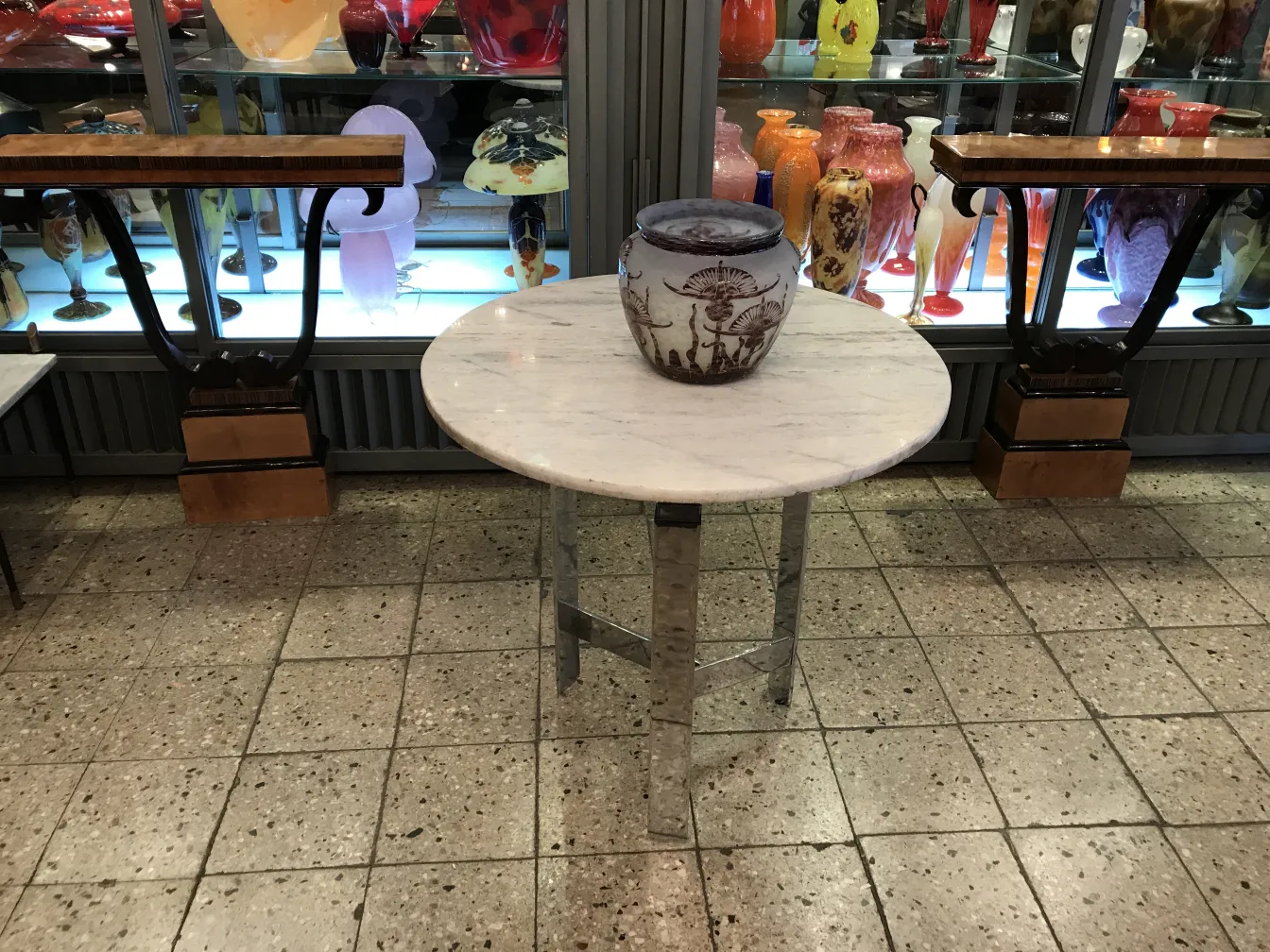 wunderschöne dekorative antike signierte Glas Le Verre in antikem Ambiente