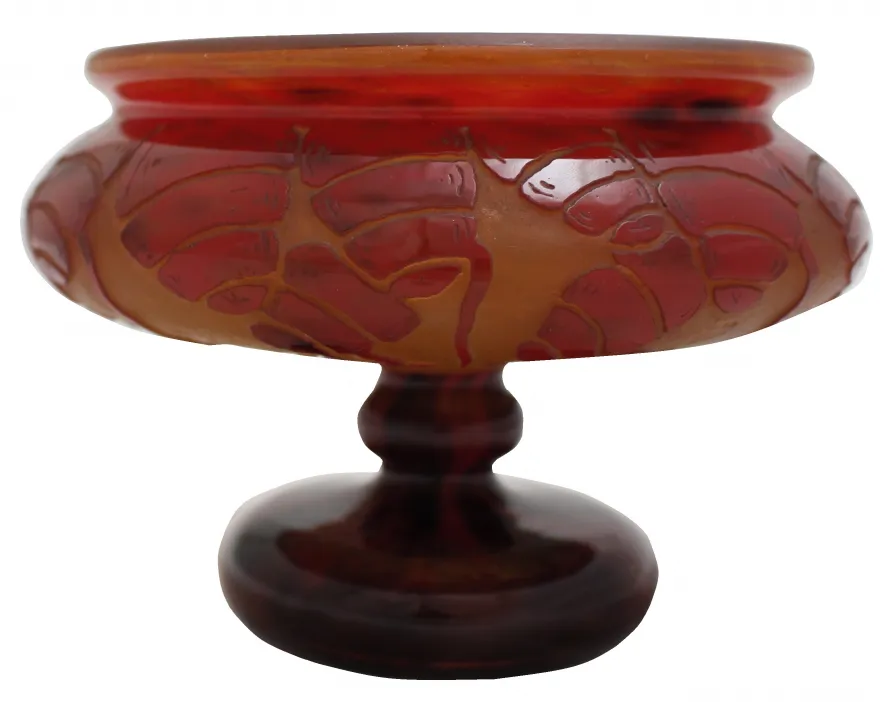 Pièce ancienne avec des caractéristiques uniques, base décorative en tons chauds.