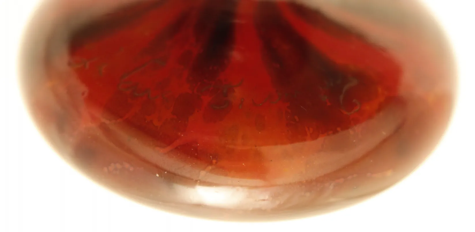 زجاج موقّع قديم ذو تصميم ملون.