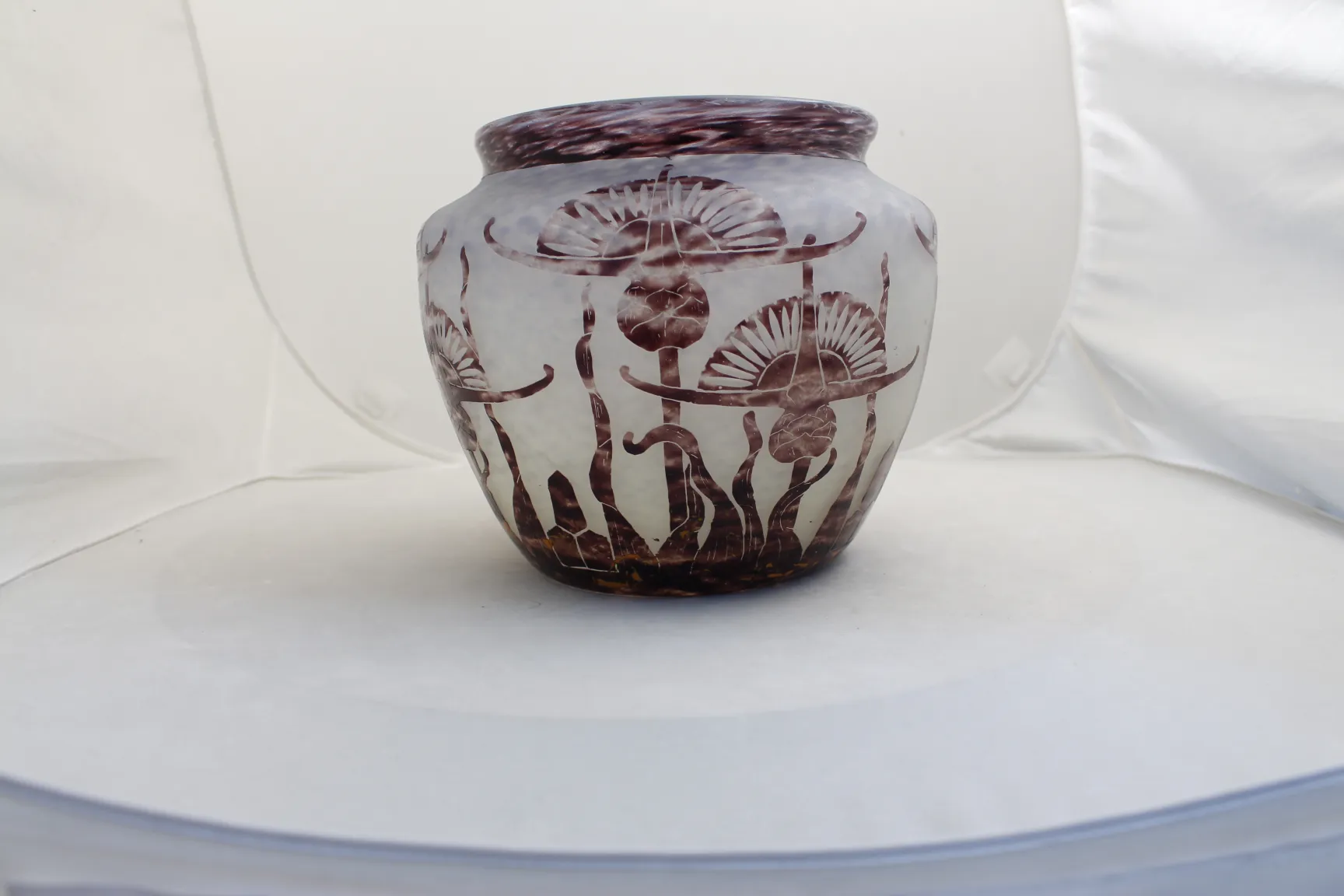 Vetro firmato Le Verre con dettagli floreali in rilievo, antiquariato