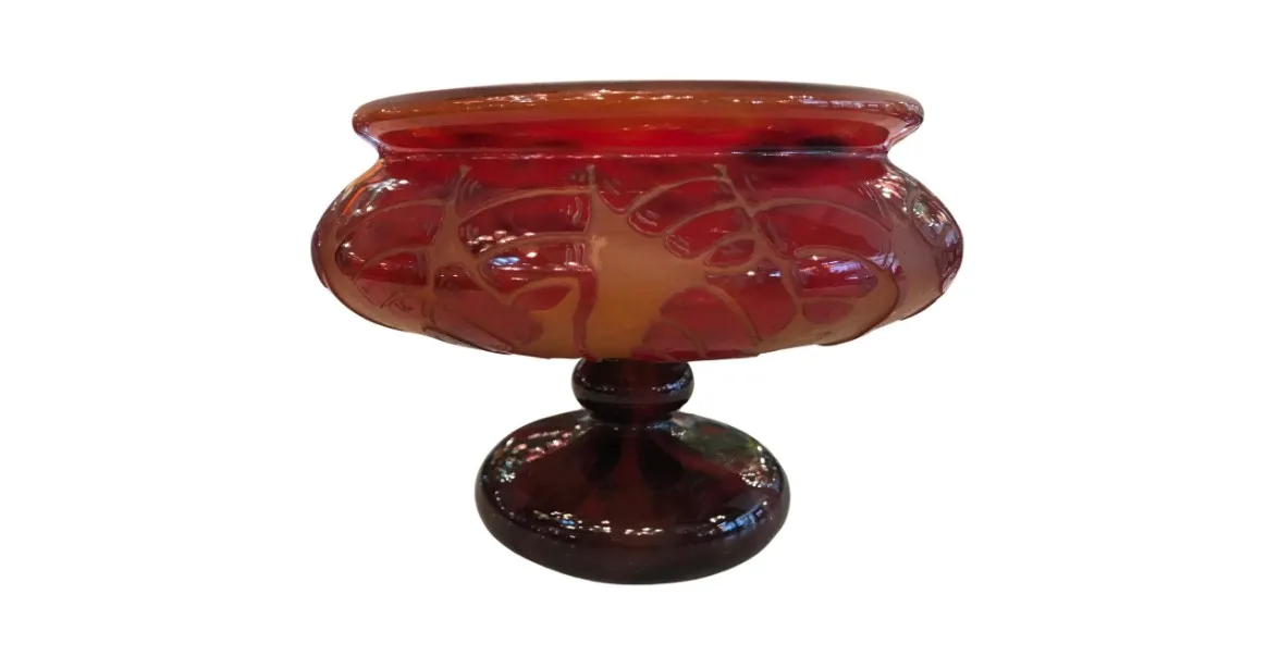 Vaso antiguo firmado Le Verre con diseño tallado en tonos rojizos.