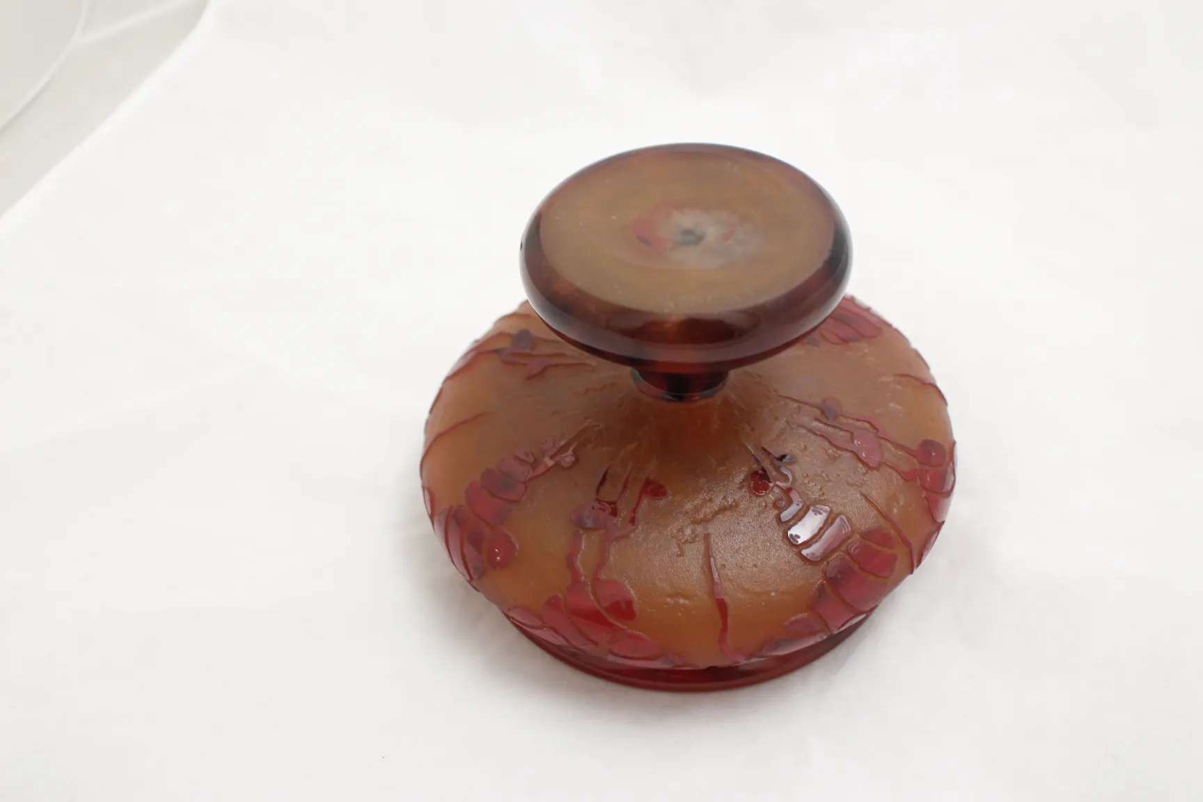 Signiertes Glas Le Verre mit auffälligem Design und lebendigen Farben in einem sauberen Umfeld.