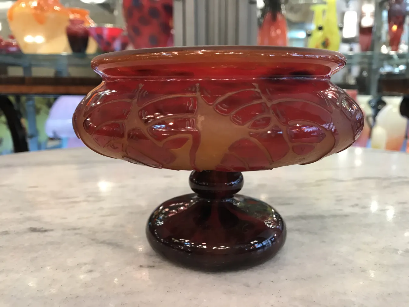 Antike Vase mit Unterschrift Le Verre in bunten Farbtönen