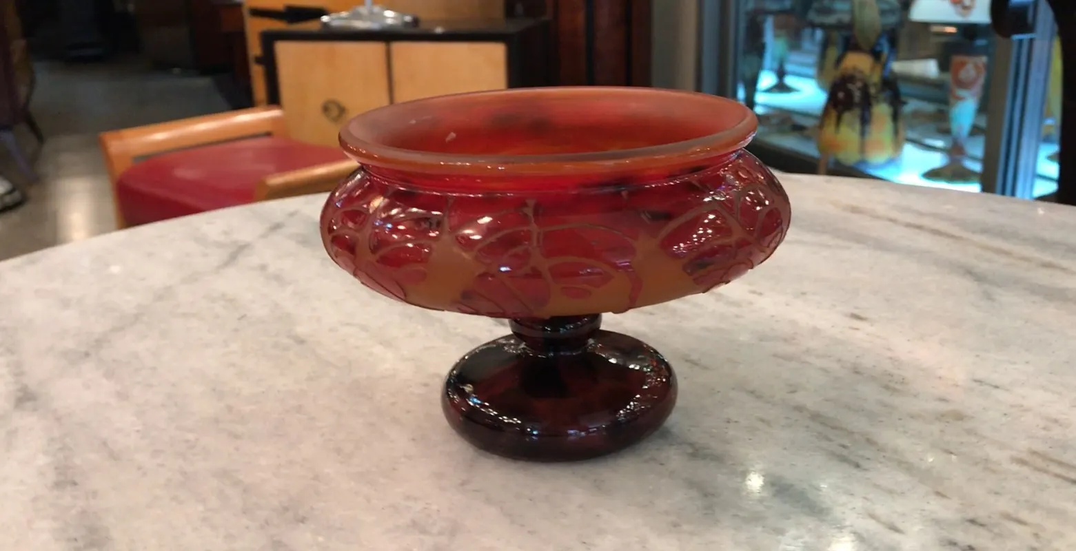 Antiguo vaso de vidrio con firma del artista Le Verre, detalle floral rojo