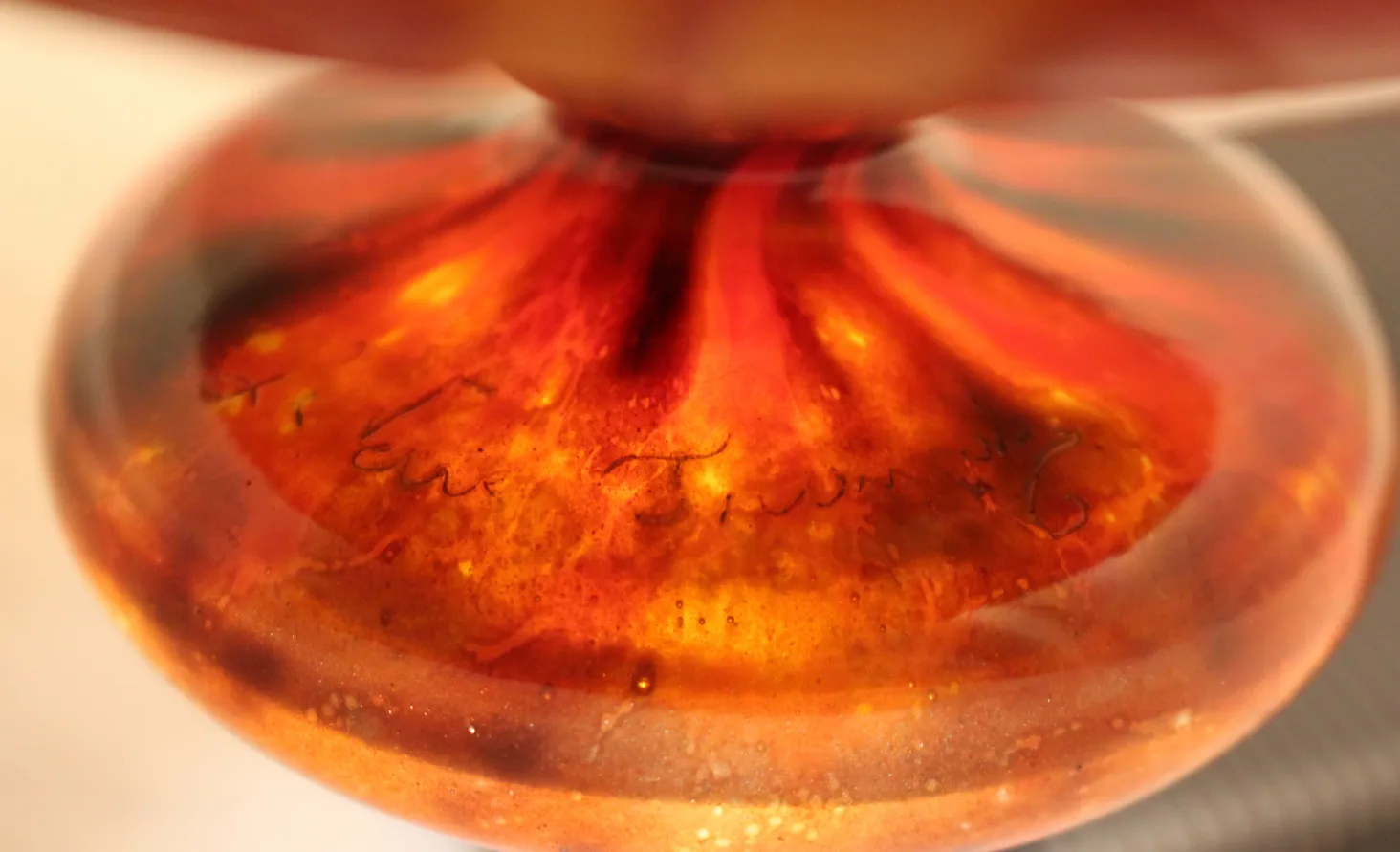 签名玻璃 Le Verre，温暖的色彩和闪光，特写图