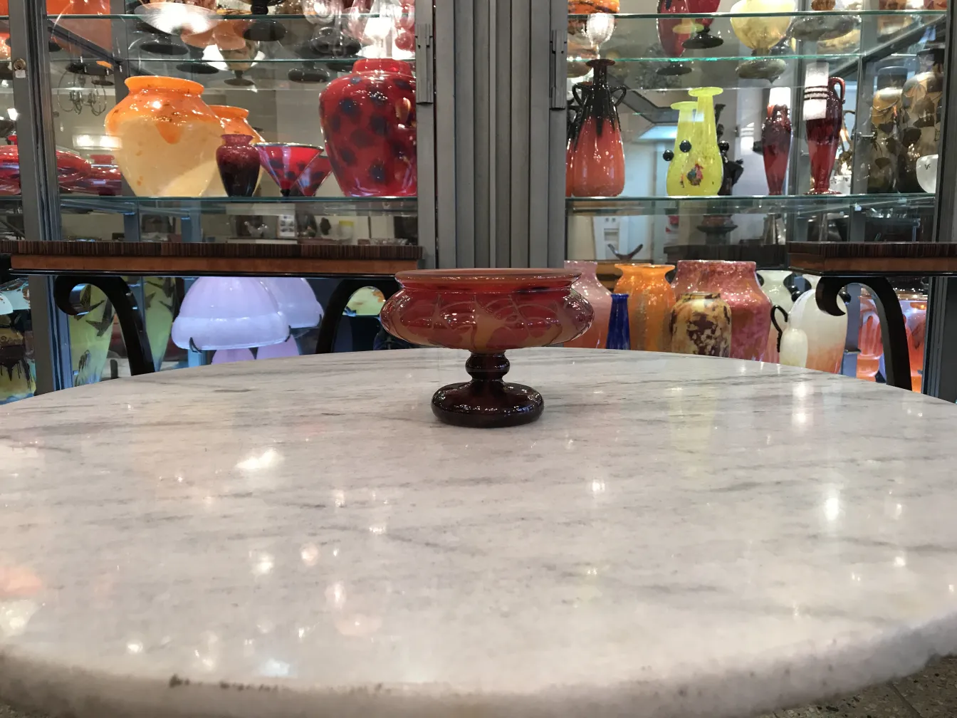 vetro firmato Le Verre esposto in un ambiente elegante