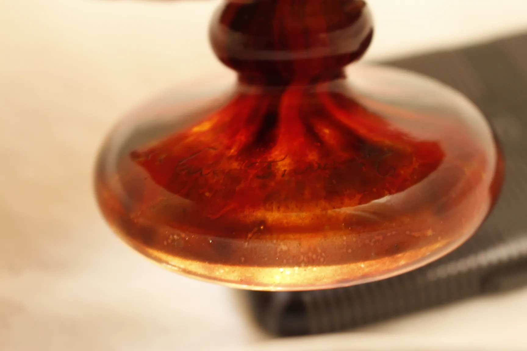 زجاج قديم موقّع Le Verre مع تفاصيل ملونة ومُنمّقة.