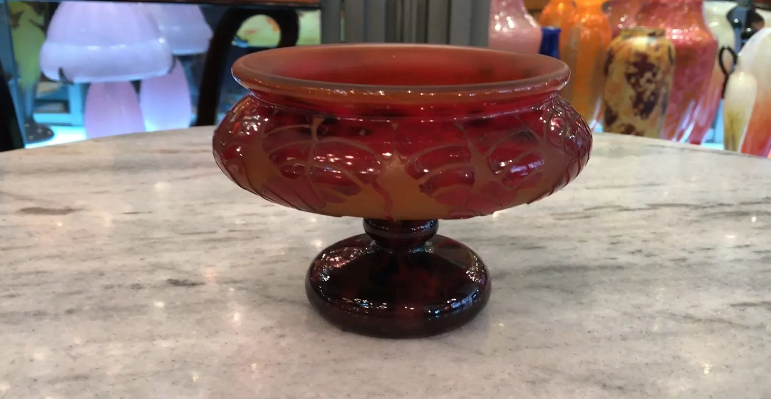 vidrio antiguo firmado Le Verre en fondo de mármol blanco