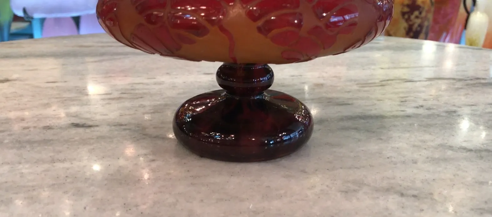 Verre signé Le Verre dans un support décoratif ancien