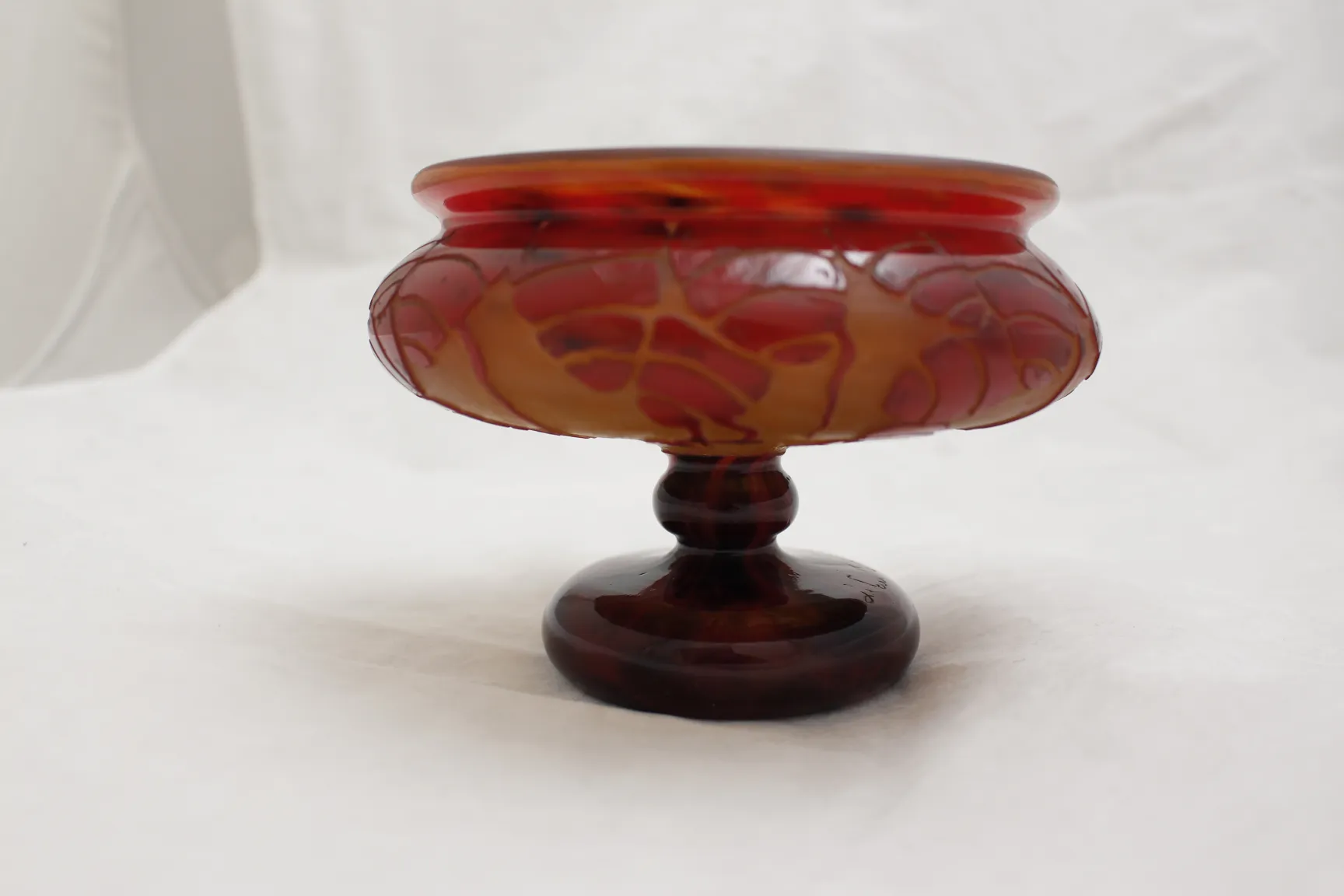 anciens verre avec décoration florale rouge et base