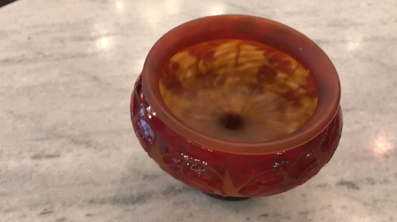 골동품 서명된 유리잔(Le Verre) 빨간색과 노란색 세부 사항